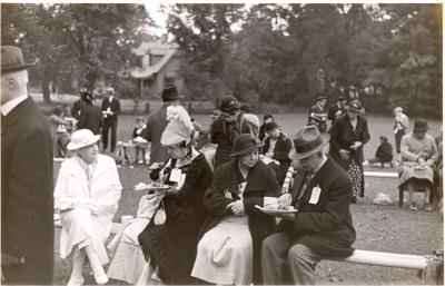 Tercentenary: people on bench