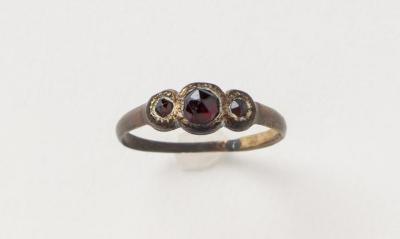 Jewelry: Garnet ring belonging to Charles S. Stratton